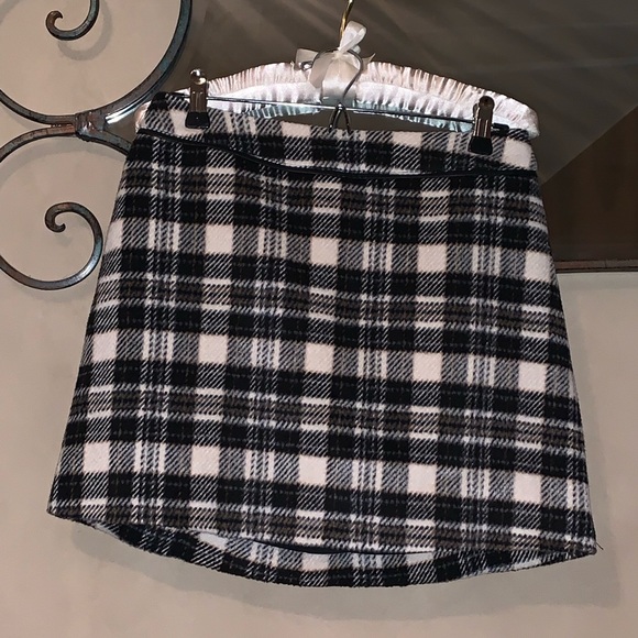 Abercrombie & Fitch Dresses & Skirts - Abercrombie & Fitch black and white plaid skirt